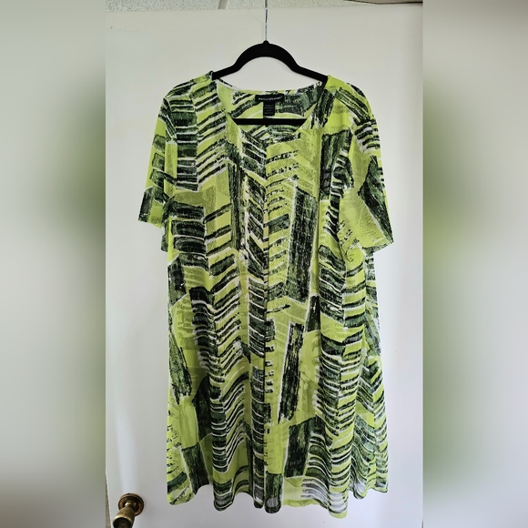 Ashley Stewart 22 Beautiful flowing short sleeve blouse / top with some length. - Picture 3 of 3